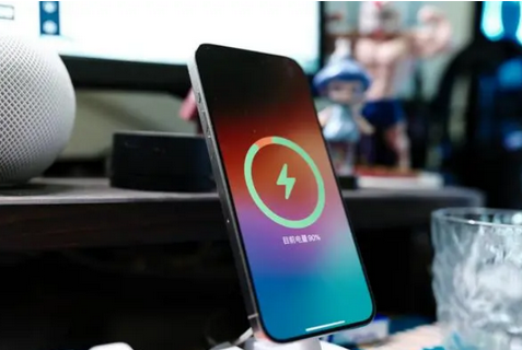 威宁苹果15换屏服务分享用什么充电器给iPhone15充电更好 